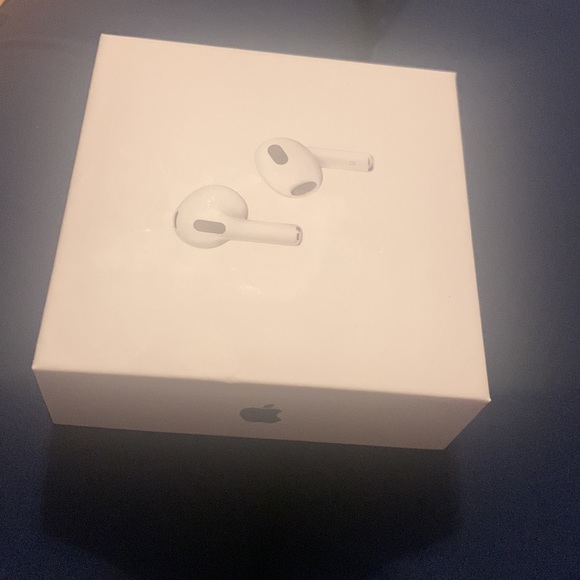 AirPods 3rd generation with charging case and charger - Picture 3 of 6